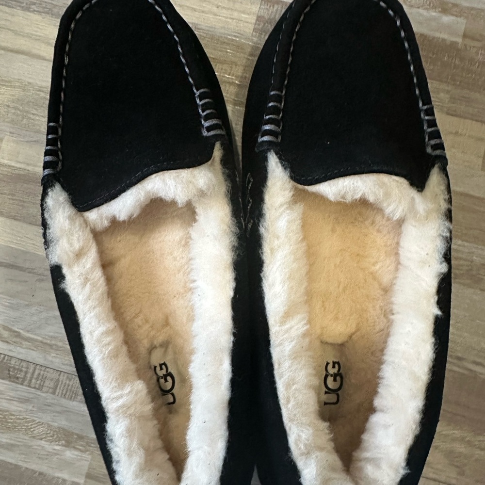 Brand new never worn size 9 Ugg slippers